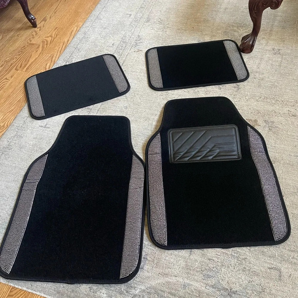 Brand new 4 price Car mat set, sides with shining crystal. silver and black. - Picture 1 of 12